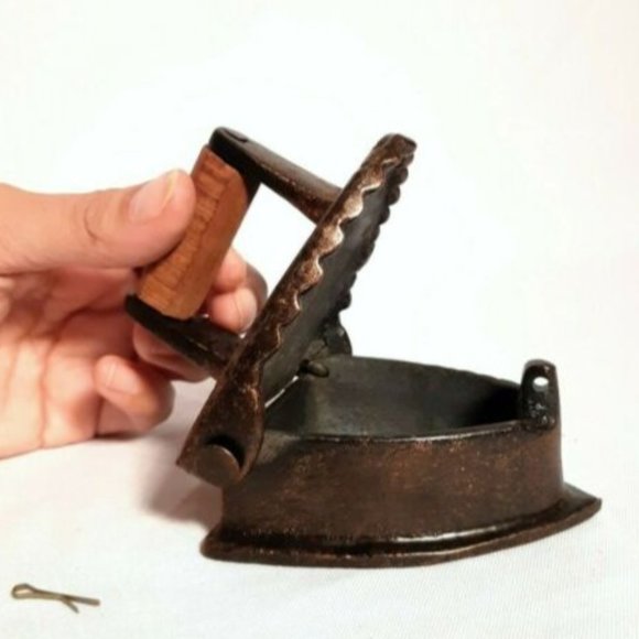 Decorative Traditional Vintage Mid Century Style Sad Iron - Picture 1 of 11